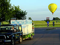Foto: Verfolgerfahrzeug mit Ballon