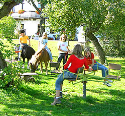 Der Spielplatz unter den Obstb&auml;umen rund um den Bauernhof