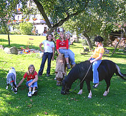 M&auml;dels und Ponys auf dem Ferienhof