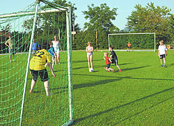 Ein Fu�ballspiel auf der gro�en Wiese neben dem Haus geh�rt zum gelungenen Familienurlaub im Bayerischen Wald