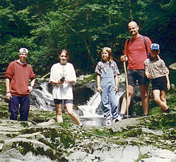 Wandern neben einem Bach, Urlaub mit der Familie in Bayern