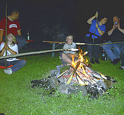 Grillen am Lagerfeuer, so sch�n kann ein Tag in den Ferien auf dem Ferienhof im Bayerwald ausklingen
