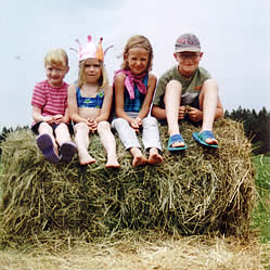 Kinder im Heu auf dem Bauernhof