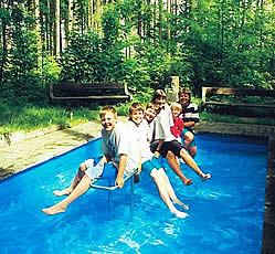 Familie beim Kneippen im Bayerwald