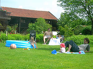 Familienurlaub - gemeinsam auf der Liegewiese des Ferienhofes entspannen