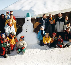 Zusammen einen Schneemann bauen, Winter im Bayerischen Wald