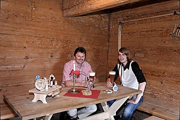 Geselligkeit im Troadkasten auf dem Bauernhof, speziell mit Herbert und Jürgen
