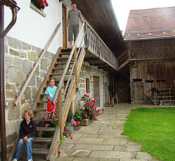 Kinder in Innenhof des Bauernhofes