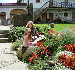 Emma und Michel im Innenhof
