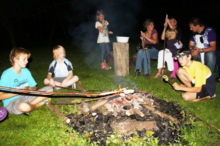 Lagerfeuer mit Stockbrot auf dem Bauernhof Gr&uuml;ndinger