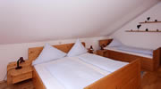 Bauernhof Gr&uuml;ndinger, Ferienwohnung I Schlafzimmer mit Doppelbett und Einzelbett