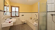 Bauernhof Gr&uuml;ndinger, Ferienwohnung III Bad mit Dusche und WC