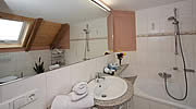 Bauernhof Gr&uuml;ndinger, Ferienwohnung Studiowohnung Panorama Bad mit Dusche und Badewanne