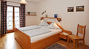 Bauernhof Gr&uuml;ndinger, Ferienwohnung IV Schlafzimmer mit Doppelbett