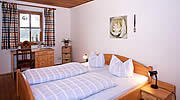 Bauernhof Gr&uuml;ndinger, Ferienwohnung III Schlafzimmer mit Doppelbett