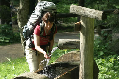Erfrischung bei einer Wanderung rund um den Bauernhof