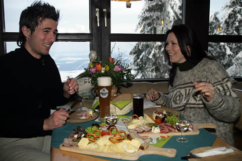 Brotzeit nach einer Pferdeschlittenfahrt im tief verschneiten Bayerwald