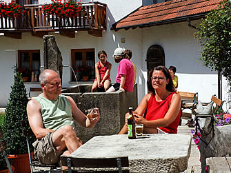 gem&uuml;tliches Zusammensein im Innenhof des Bauernhofes