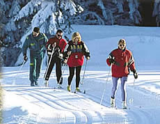 Langlaufen auf gespurten Loipen im Bayerischen Wald, Winterurlaub in Bayern