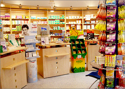 Der freundliche Eingangsbereich der Bergheimer Apotheke Heidelberg