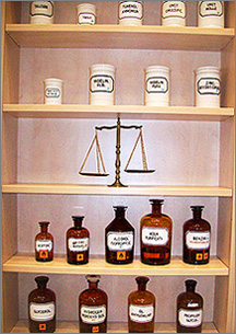 In der Bergheimer Apotheke stellen wir eine gro&szlig;e Vielfalt an Arzneimitteln auch selbst her - von Salben bis zu Augentropfen.