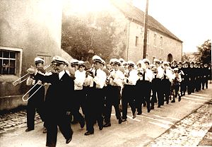 Festmarsch 1955 in der Kapellenstra�e - hinten links Haus Weerz