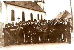 Die Bergmannskapelle im Jubil�umsjahr 1967 Gruppenfoto vor dem Vereinslokal - im Hintergrund die alte Thommer Pfarrkirche