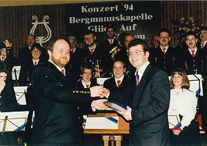 Stab�bergabe von Peter Heum�ller (links) an Dietmar Knippel (rechts)