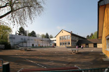 <b>St�dtische Katholische Grundschule</b><br><p>&nbsp;</p>
<table cellspacing="1" cellpadding="5" border="1" width="100%">
    <tbody>
        <tr>
            <td><img hspace="0" height="115" border="0" width="100" vspace="0" src="/image.php?id=2271" alt="Wikipedia - Die frei Enzyklop&auml;die" /></td>
            <td>Dieses Bild stammt aus der freien Enzyklop&auml;die <a target="_blank" href="http://de.wikipedia.org/">Wikipedia</a> und steht unter der <a target="_blank" href="http://de.wikipedia.org/wiki/GNU-Lizenz_f%C3%BCr_freie_Dokumentation">GNU-Lizenz f&uuml;r freie Dokumentation</a>. In der Wikipedia ist eine <a target="_blank" href="http://de.wikipedia.org/w/index.php?title=Datei:Br%C3%BChl-Vochen_katholische_Grundschule.JPG&filetimestamp=20110412193955">detaillierte Beschreibung und Angabe des Urhebers</a> verf&uuml;gbar.</td>
        </tr>
    </tbody>
</table>
<p>&nbsp;</p>