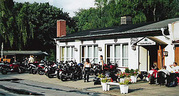 Vor der Gaststaette