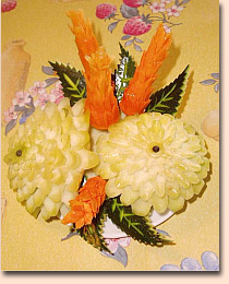 Melonengesteck mit Dahlien