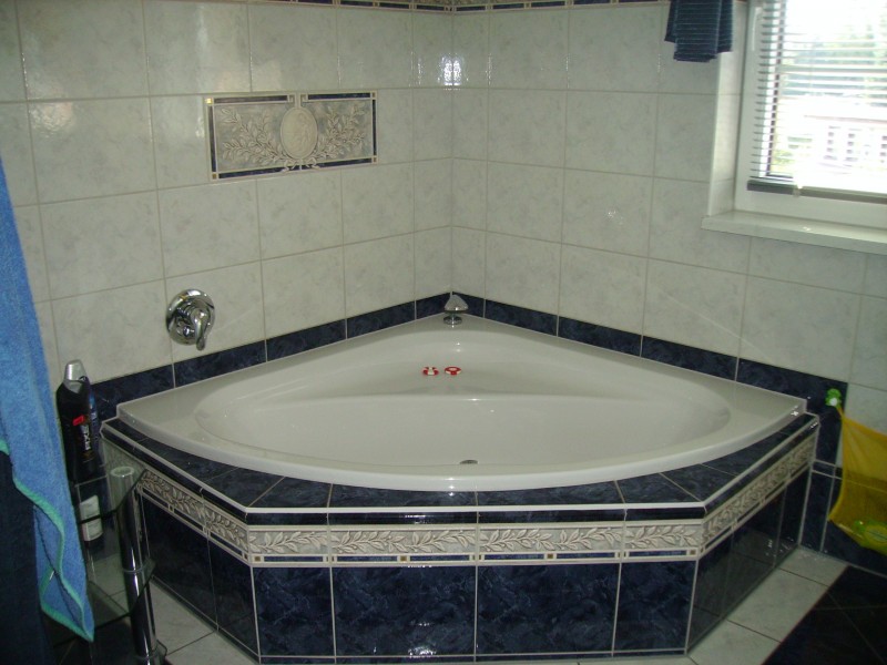 Große Eckbadewanne