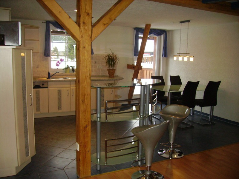Wohnküche mit Tür zum Balkon