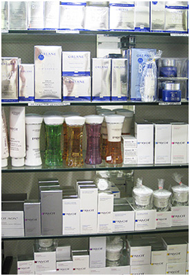 Kosmetik-Marken in der Br&uuml;ckenparf&uuml;merie: Dior, Clarins, Orlane, Ingrid Millet, Marbert, Payot, Monteil, Yves Saint Laurent (alle Paris), Binella Suisse