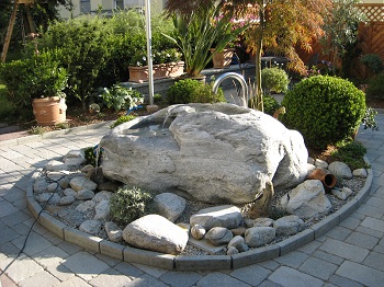 Zierbrunnen, Brunnentröge, Steinbrunnen, Naturstein-Chemineé, NatursteinbrunnenZiehbrunnen, Granitbrunnen, Naturstein brunnen, Gartenbrunnen, Naturstein Granit Brunnen, Naturstein Brunnen mit Kalkstein, Sandstein brunne