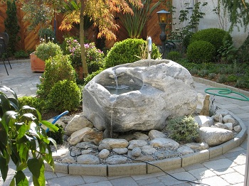 Zierbrunnen, Brunnentröge, Steinbrunnen, Naturstein-Chemineé, NatursteinbrunnenZiehbrunnen, Granitbrunnen, Naturstein brunnen, Gartenbrunnen, Naturstein Granit Brunnen, Naturstein Brunnen mit Kalkstein, Sandstein brunne