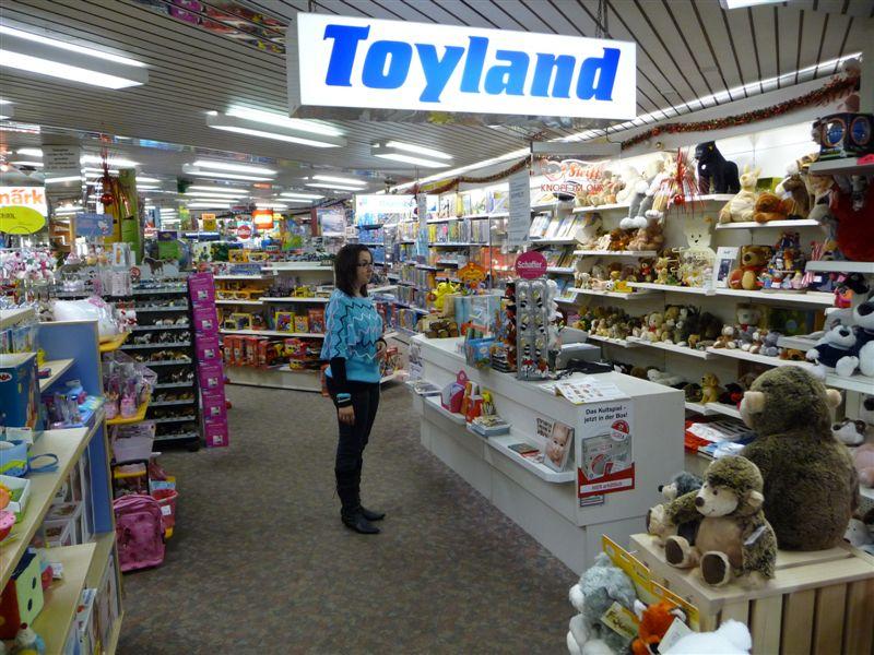 Toyland - B�hler-Interlaken - Die grosse Spielwarenauswahl
