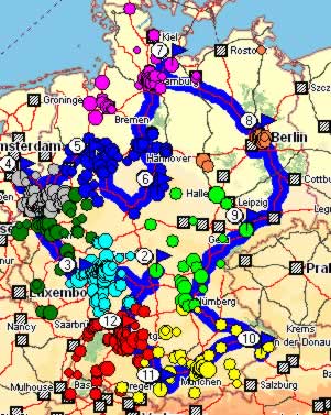 Alle Kunden werden genau dort angezeigt, wo sie tats�chlich sind. Die Farben zeigen, welcher Au�endienstmitarbeiter sie betreut und die Gr��e welchen Umsatz mit den Kunden erzielt wurde. Die blaue Linie zeigt beispielhaft wie Touren mit Reihenfolgeoptimierung im gesamten Gebiet berechnet werden k�nnen.