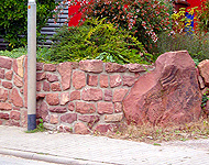 Trockenmauer mit Findling