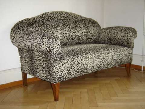 Sofa mit Leopardenstoff