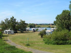 platz_vorm_deich_elbe.jpg