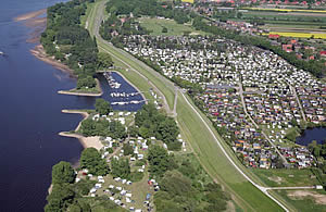 Camping Hamburg - Luftaufnahme - Campingplatz Stover Strand an der Elbe bei Hamburg