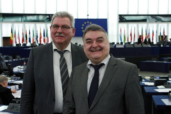Herbert Reul bei der &Uuml;bergabe im europ&auml;ischen Parlament