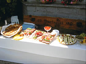 Buffet mit Broten, Fleisch, Käse und Früchten