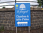 A droite dans le village de Saint-Jeures