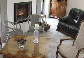 coin salon avec chemin&eacute;e