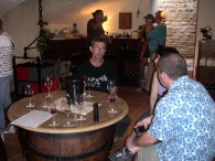convivialit� de la d�gustation au Ch�teau de Premeaux.JPG