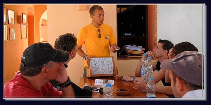 Tauchbriefing bei Coraya Divers - natürlich auf der Sonnenterasse