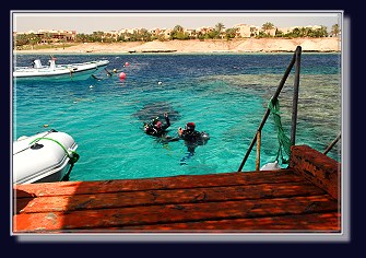 Vorbereitungen zum Tauchen am Riff der Coraya Divers Marsa Alam