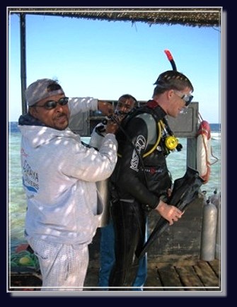 Helfer für Taucher auf der Plattform am Hausriff direkt auf dem Steg der Coraya Divers in Marsa Alam